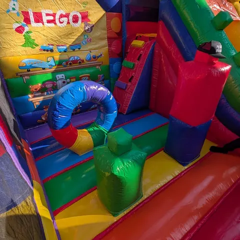 Piepūšamā atrakcija Lego