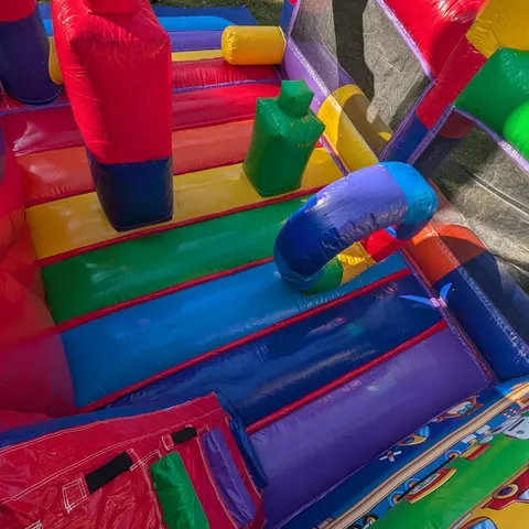 Piepūšamā atrakcija Lego
